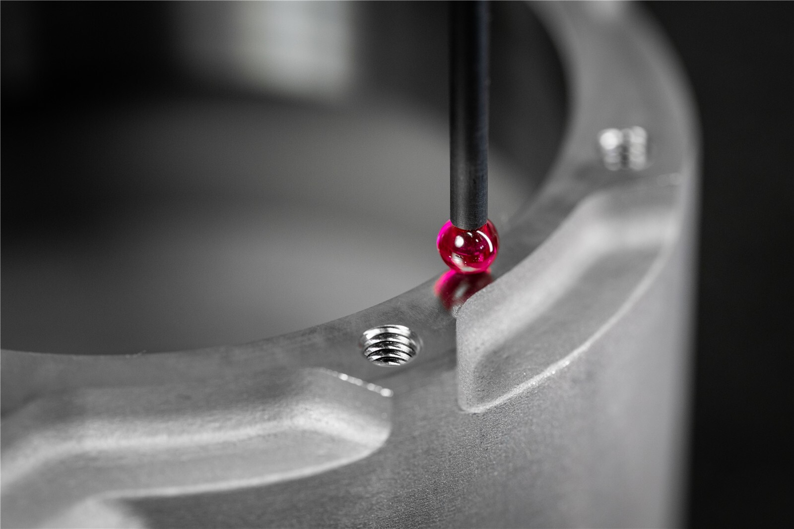 Messtaster prüft eine CNC-bearbeitete Funktionsfläche an einem 3D-gedruckten Metallbauteil