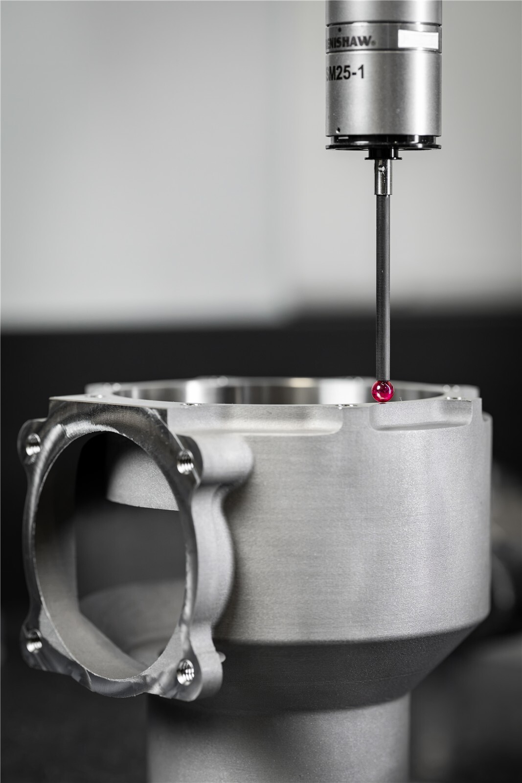 Qualitätsprüfung eines 3D-gedruckten Metallbauteils auf der Messmaschine