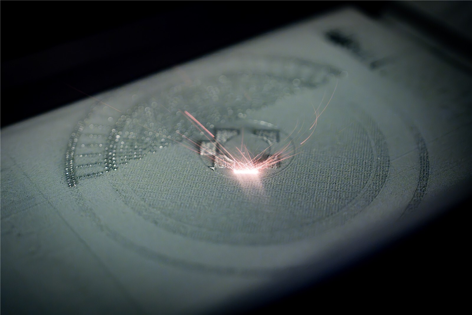 Laser schmilzt Metallpulver im Pulverbett Schicht für Schicht auf