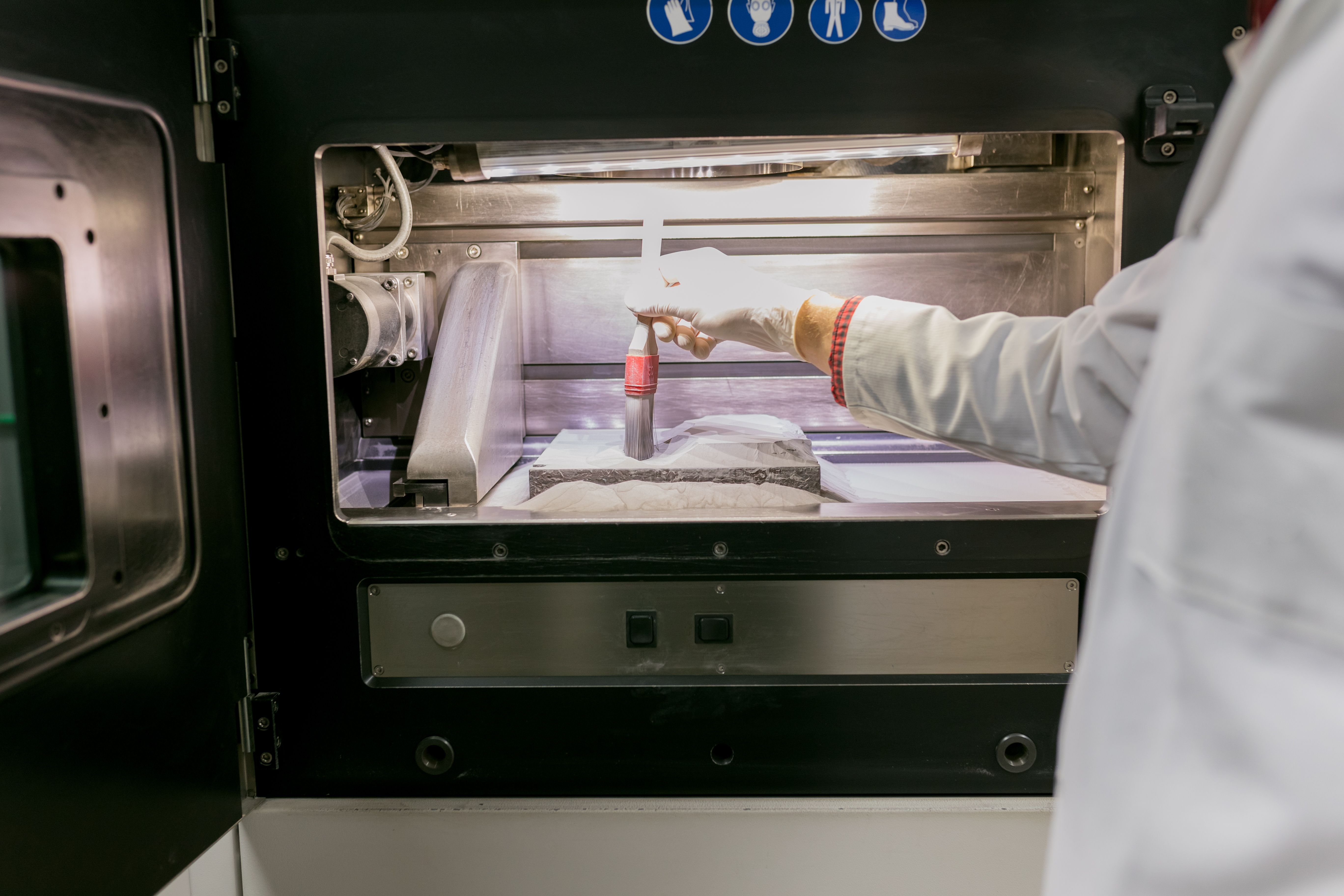 Additive-Fertigung-Pulverbett-Bauteil-herausnehmen-iStock-909025884-2