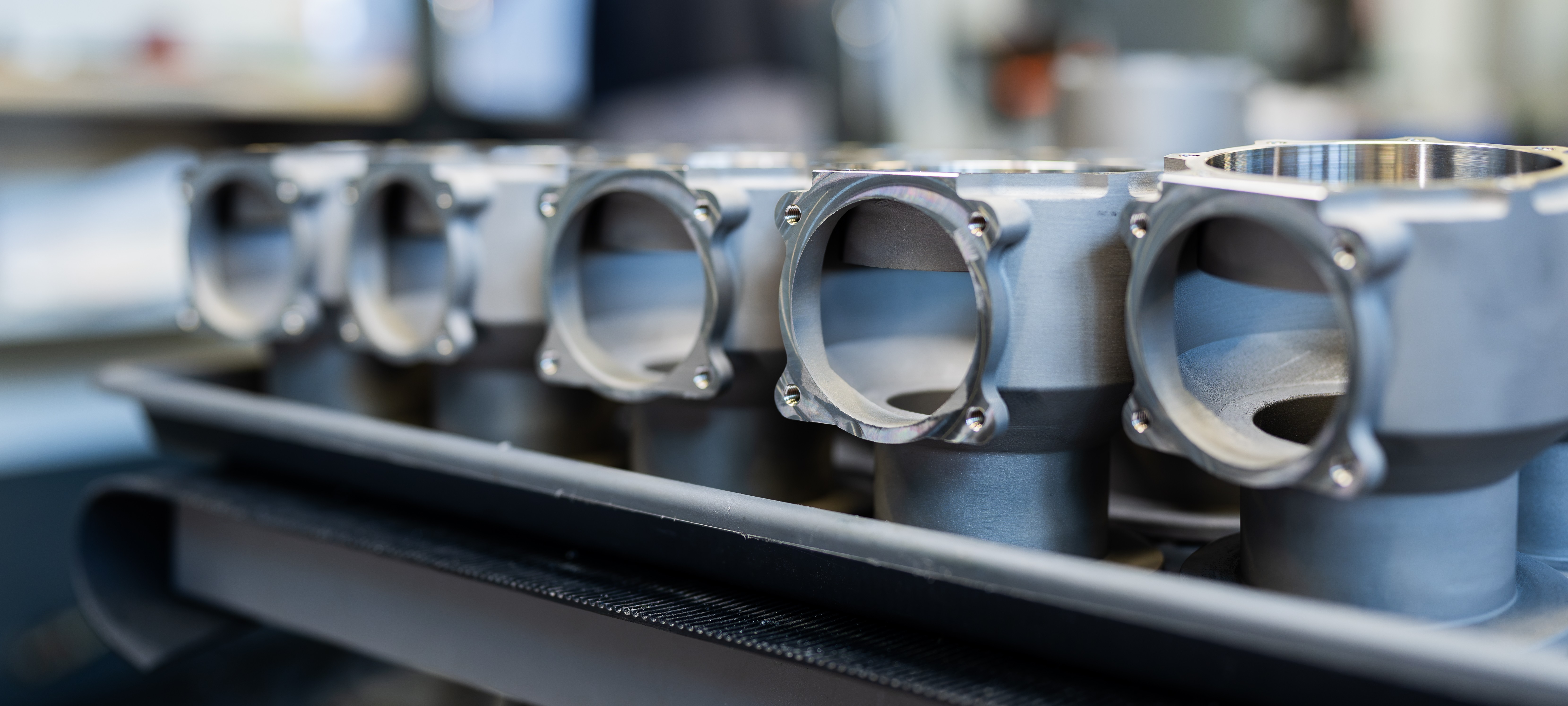 Reihe 3D-gedruckter Metallgehäuse aus Aluminium nach dem Druck